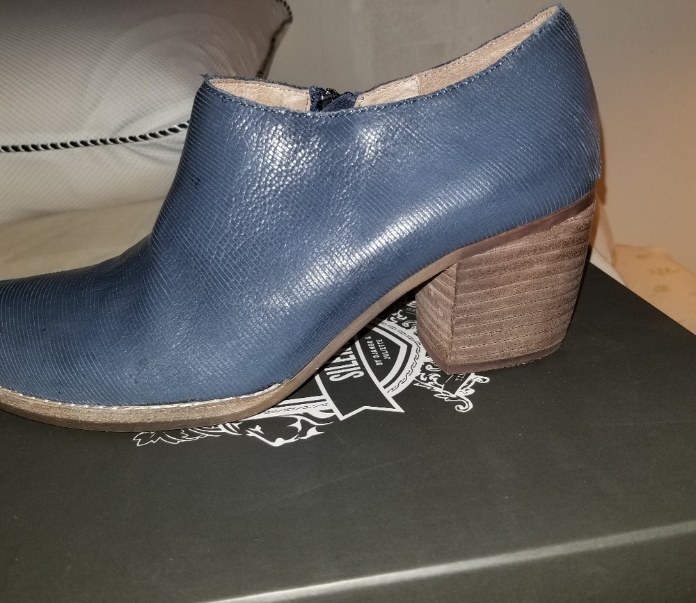 Silent d BEAU bootie in 'navy cut lines'